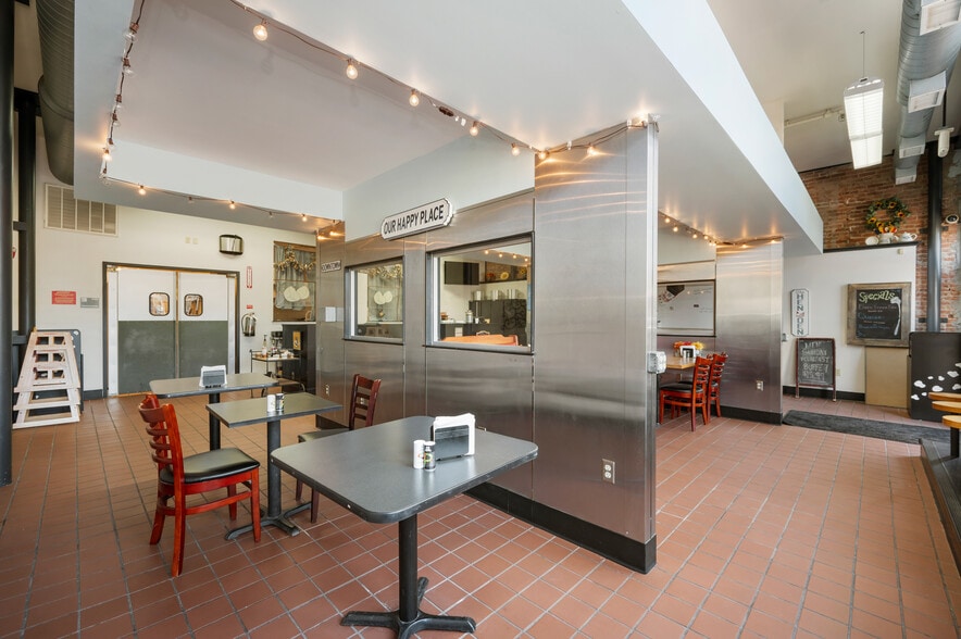 More Photos Of 108 S Walnut St, Muncie Office For Sale