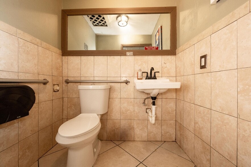 More Photos Of 1075 Duval St, Key West Restaurant For Sale