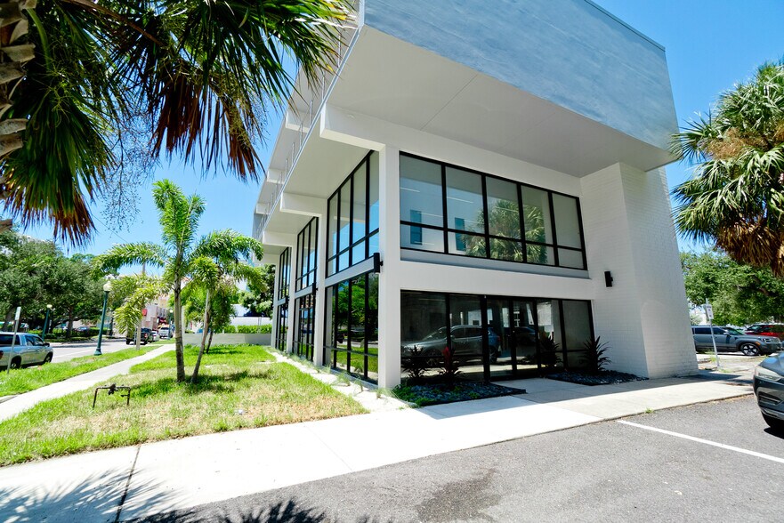 More Photos Of 1551 2nd St, Sarasota Office For Sale