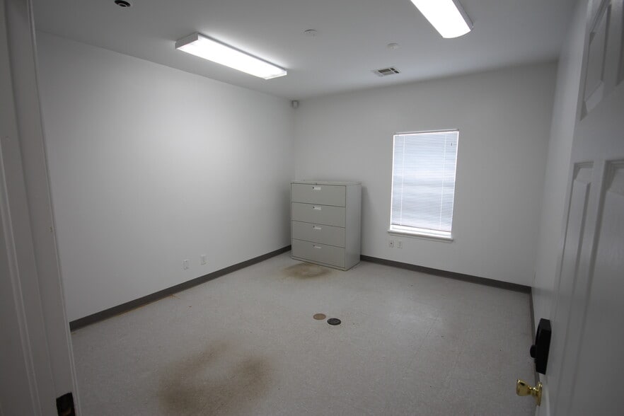 More Photos Of 1878 N 168th East Ave, Tulsa Warehouse For Lease