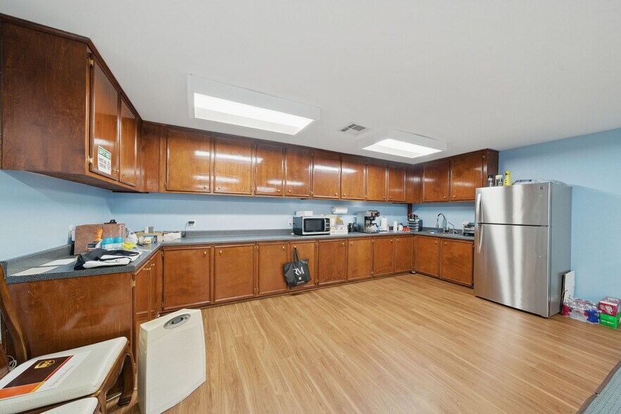 More Photos Of 421 Jones Rd, Highlands Warehouse For Lease