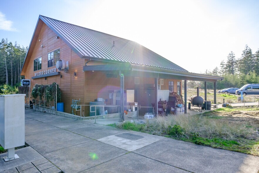 More Photos Of 755 SE College Way, Newport General Retail For Sale