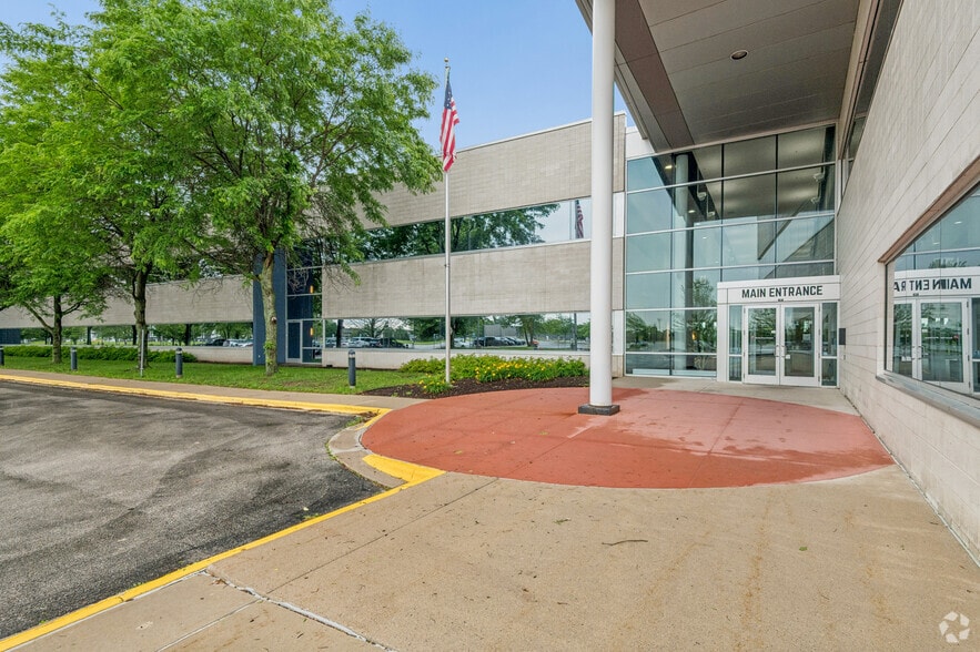 More Photos Of 3500 Packerland Dr, De Pere Office For Lease