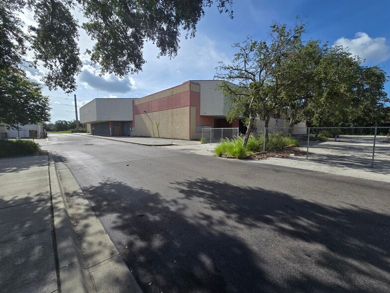 More Photos Of 4445 26th St W, Bradenton Supermarket For Lease