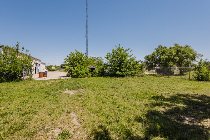 More Photos Of 2555 N Market St, Wichita Auto Repair For Sale