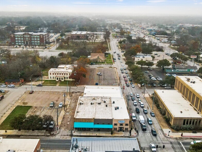 More Photos Of 102 S Main St, Cleburne Office For Sale