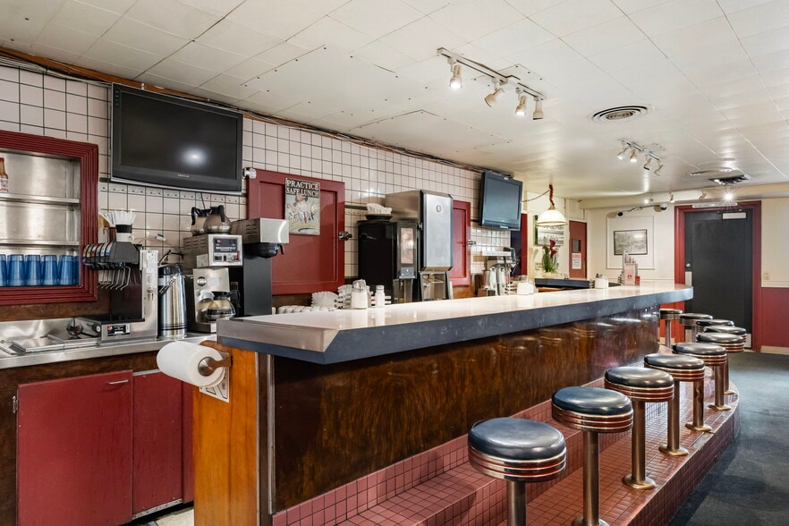 More Photos Of , Milwaukie General Retail For Sale