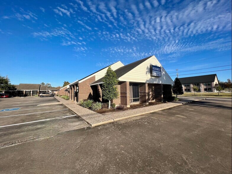 More Photos Of 307 S Friendswood Dr, Friendswood Unknown For Lease