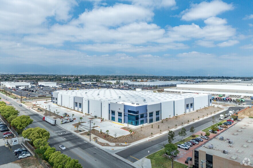 More Photos Of 305 S Cedar Ave, Rialto Distribution For Lease