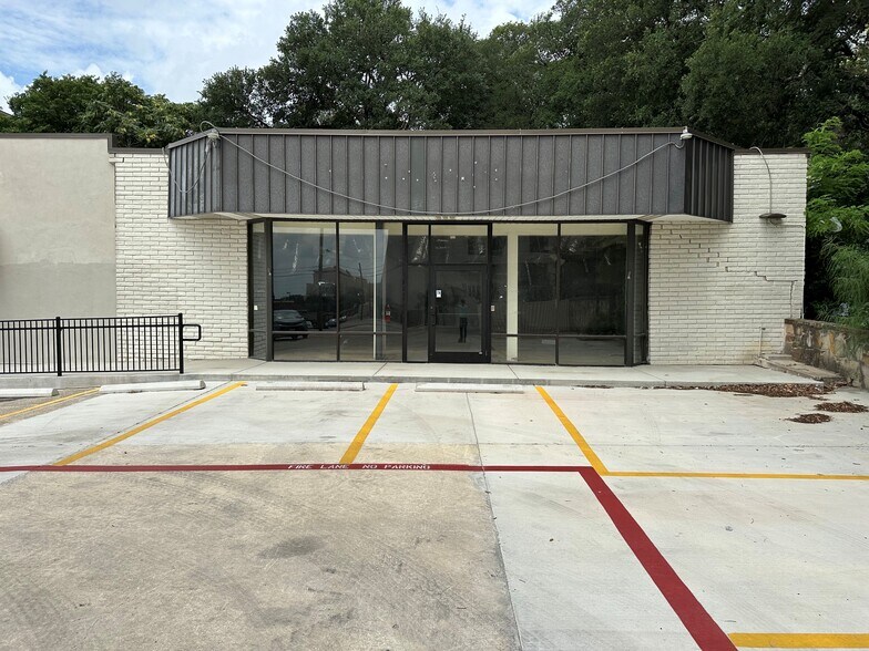 More Photos Of 403 N Guadalupe St, San Marcos General Retail For Lease