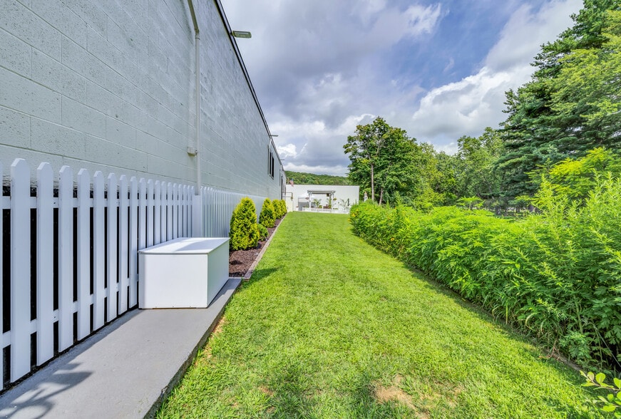 More Photos Of 300 Riverside Ave, Bristol Manufacturing For Sale