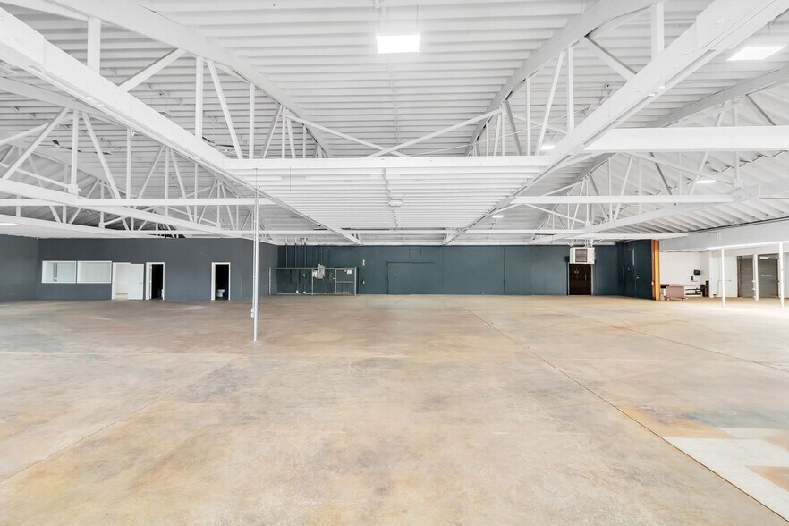 More Photos Of 350 Hickory St NW, Albany Garden Center For Lease