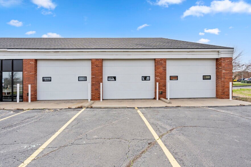 More Photos Of 418 N Old Wilderness Rd, Nixa Flex For Sale