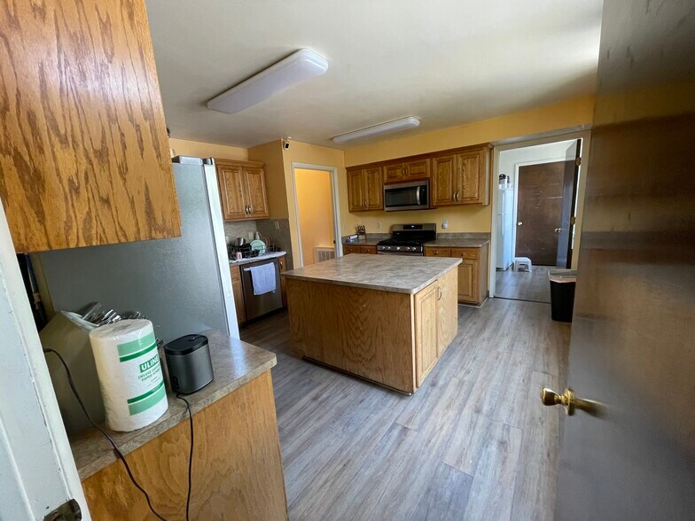 More Photos Of 727 N 31st St, Milwaukee Specialty For Sale