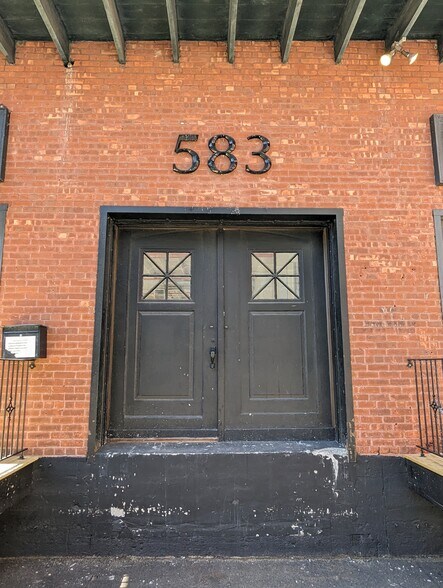 More Photos Of 583 Pacific St, Stamford Freestanding For Lease