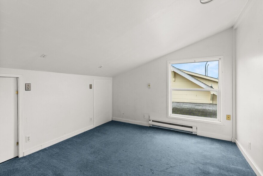 More Photos Of 1017 W Main St, Centralia Flex For Sale