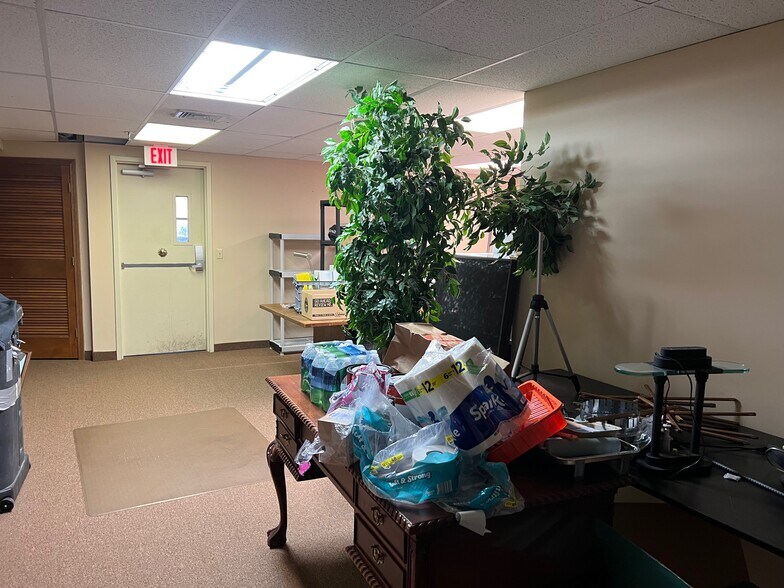 More Photos Of 402-404 Thames St, Groton Office For Lease