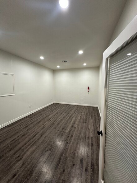 More Photos Of 212 W Magnolia Blvd, Burbank Light Distribution For Lease