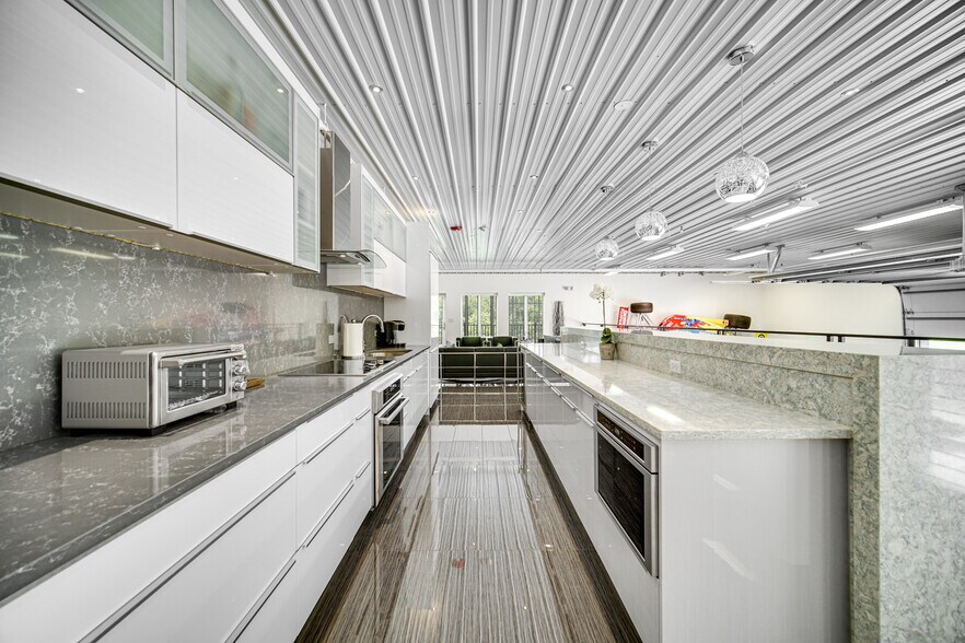 More Photos Of 2108-2260 Ferry Rd, Naperville Showroom For Sale