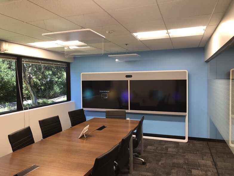 More Photos Of 4553 La Tienda Rd, Westlake Village Light Manufacturing For Sale