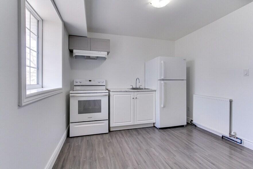 More Photos Of 395 Bay St W, Brock Office For Sale