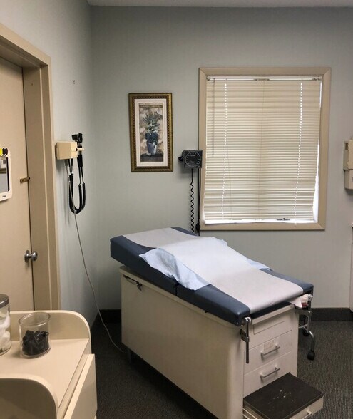 More Photos Of 2180 Northwest Blvd, Newton Medical For Sale