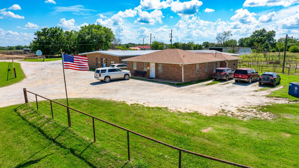 More Photos Of 1853 S Broadway St, Coalgate Flex For Sale