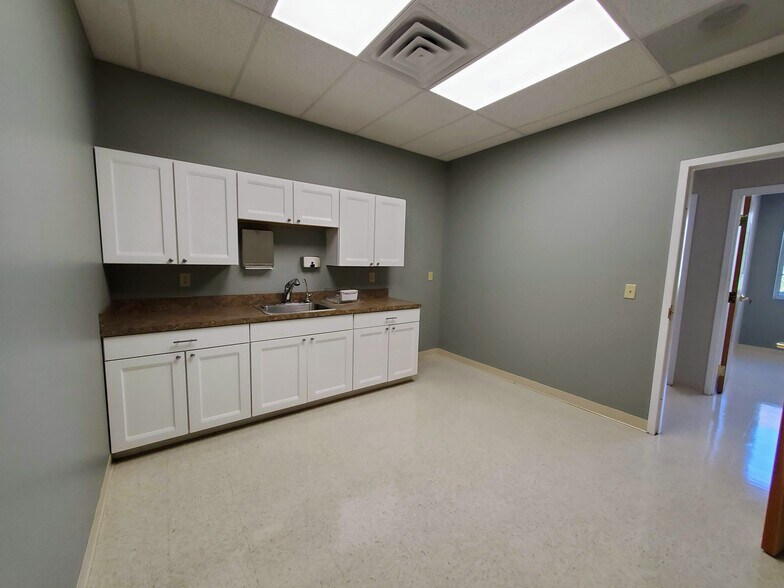 More Photos Of 238 Bay St, Queensbury Showroom For Lease