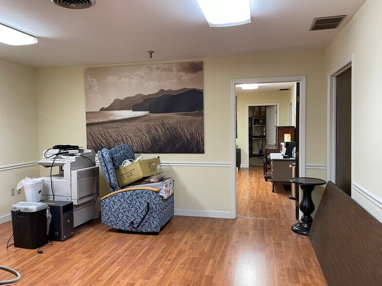 More Photos Of 1007 Norwalk St, Greensboro Warehouse For Lease