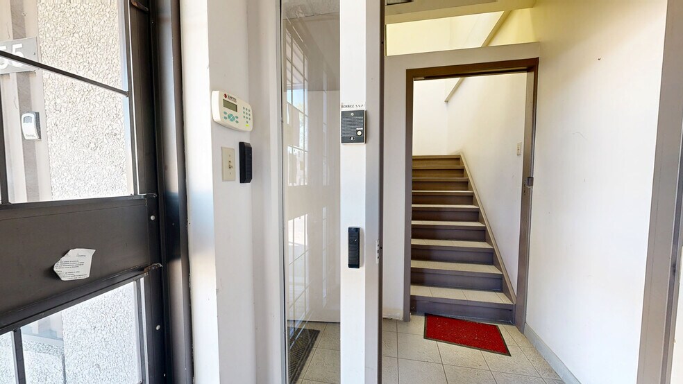 Primary Photo Of 4555 Boul Des Grandes-Prairies, Saint-leonard Warehouse For Lease