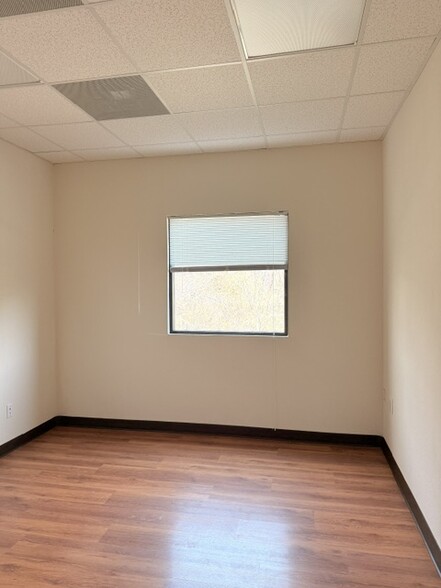 More Photos Of 519 Bennett Ln, Lewisville Flex For Sale