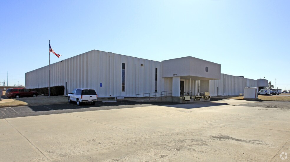More Photos Of 1200 W Rock Creek Rd, Norman Showroom For Lease