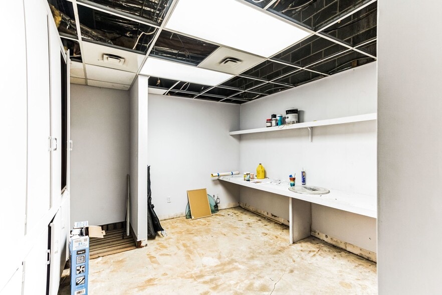 More Photos Of 200 W 4th St, Plainfield Light Distribution For Lease