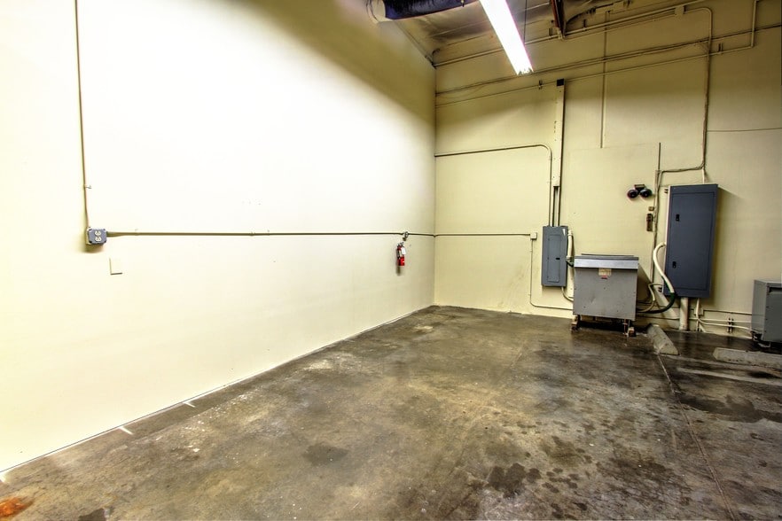 More Photos Of 1210 E Lexington Ave, Pomona Warehouse For Lease