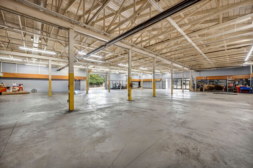 More Photos Of 215 W Bridge St, Elyria General Retail For Sale