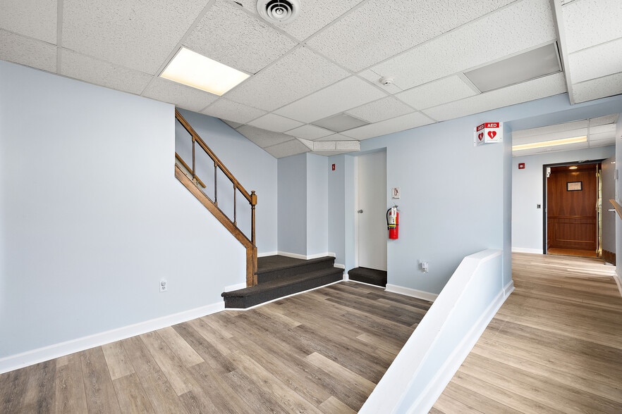 More Photos Of 2400 W 4th St, Wilmington Office For Sale