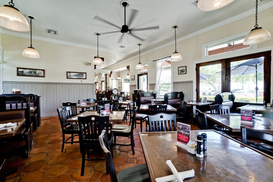 More Photos Of 1503 4th St, Sarasota Restaurant For Lease