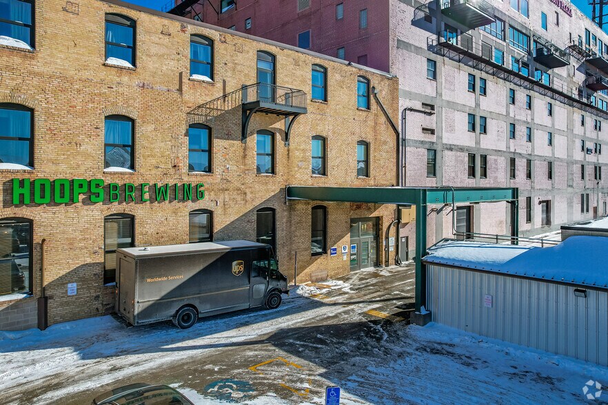 More Photos Of 325 S Lake Ave, Duluth Hotel For Lease