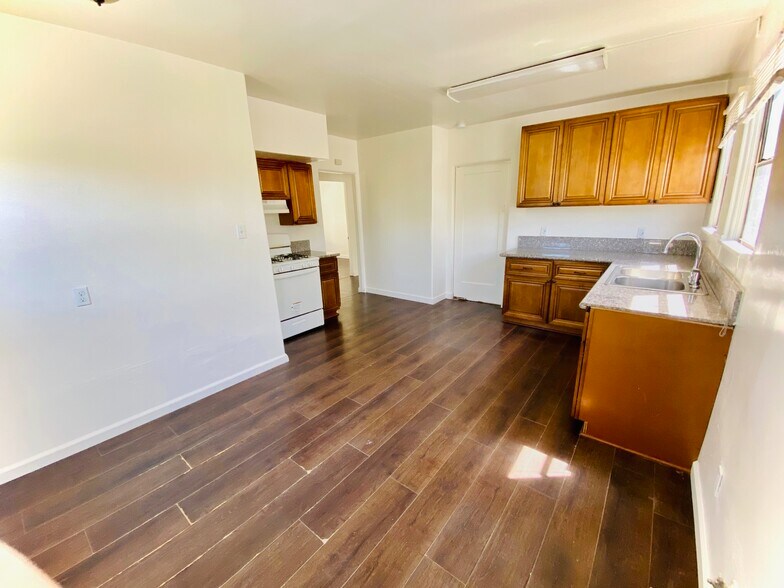 More Photos Of 2853 Buckingham Rd, Los Angeles Multifamily For Sale