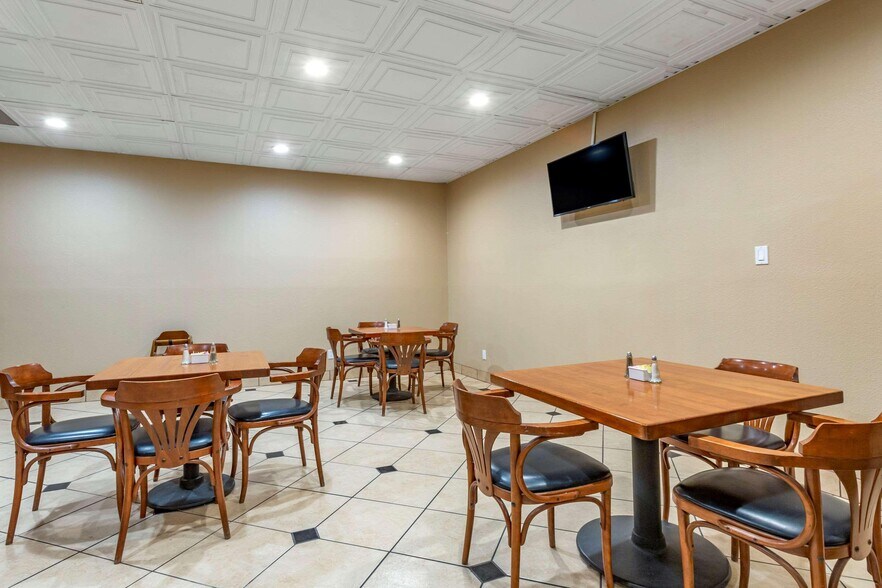 More Photos Of 2000 N Main St, Roswell Hotel For Sale