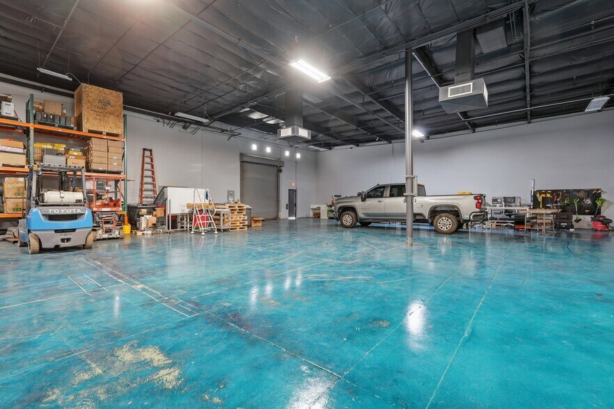 More Photos Of 3401 E Harbour Dr, Phoenix Light Manufacturing For Lease