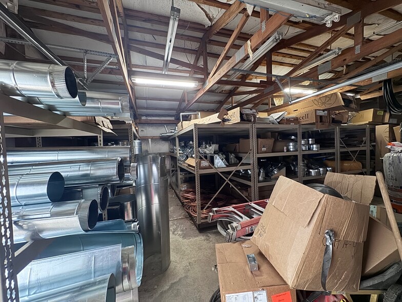 More Photos Of 1001 N 2nd St, Stilwell Light Distribution For Sale