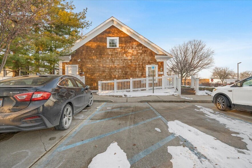 More Photos Of 907 W 14 Mile Rd, Clawson Office For Sale