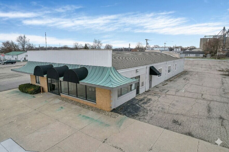 More Photos Of 955 N Main St, Urbana Showroom For Sale