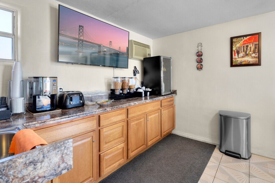 More Photos Of 1101 So White Sands Blvd, Alamogordo Hotel For Sale