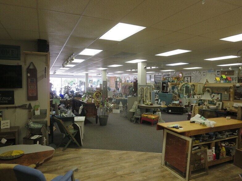 More Photos Of 114-116 E Main St, Little Chute Storefront For Sale