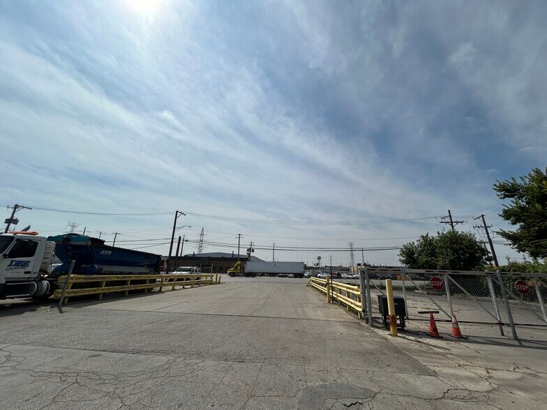 More Photos Of 4950 W Pershing Rd, Cicero Warehouse For Lease