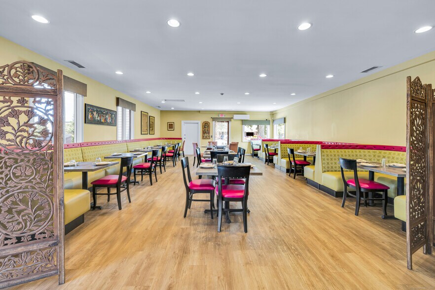 More Photos Of 93 Elm St, Old Saybrook Restaurant For Lease