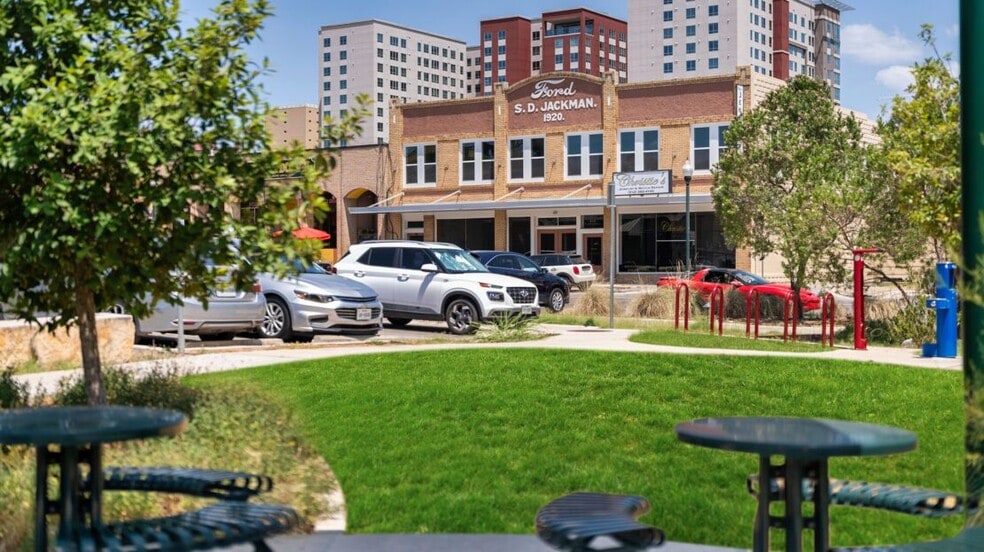 More Photos Of 211-215 E Hutchison St, San Marcos Storefront Retail Office For Lease