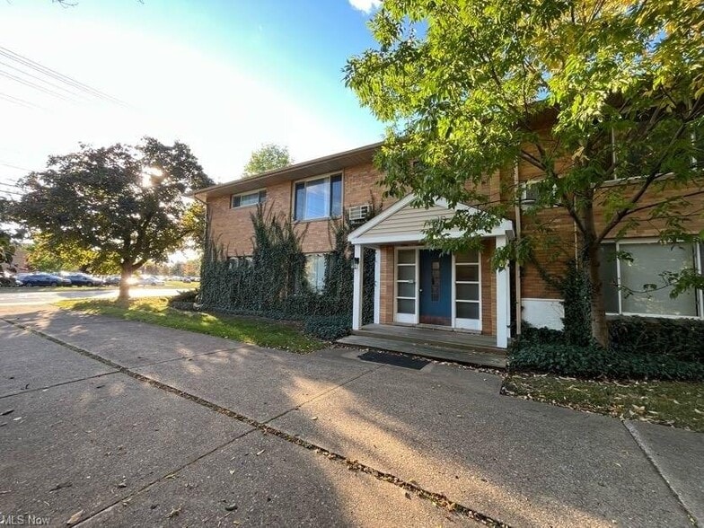 More Photos Of 1560 Wagar Rd, Rocky River Apartments For Sale